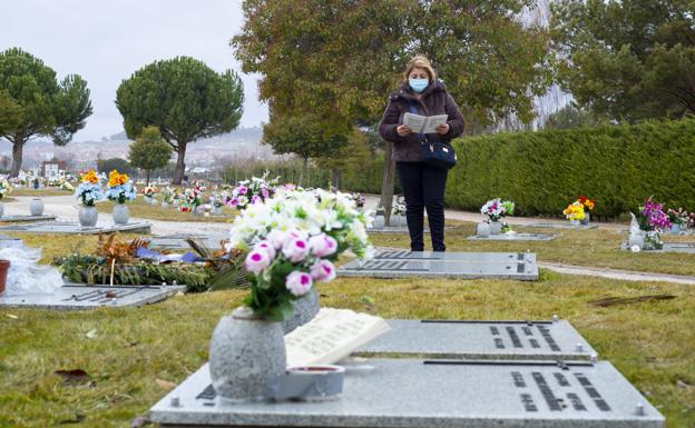 Amor, delante de varias tumbas en el cementerio de Las Contiendas. 