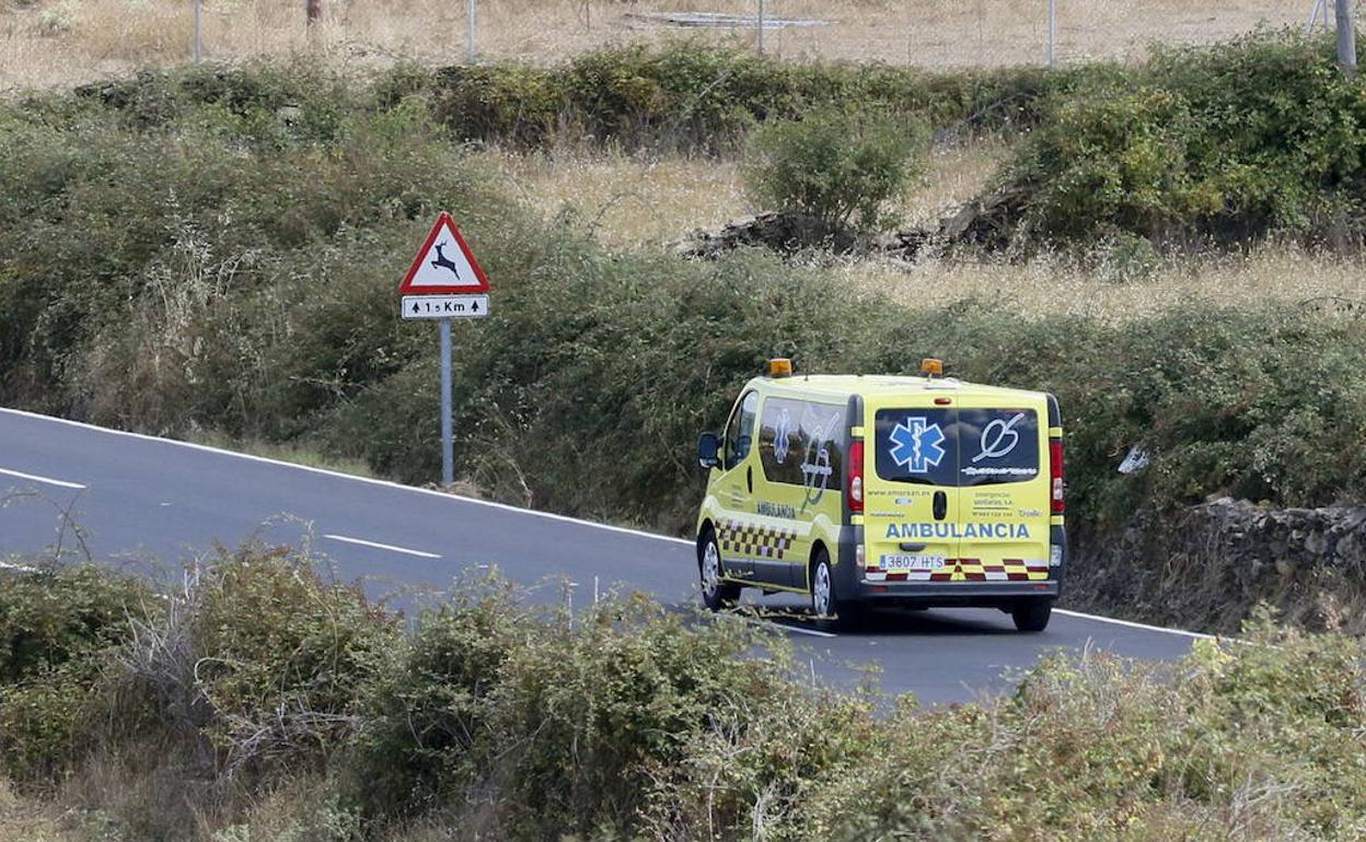 Una ambulancia en una carretera de la provincia.