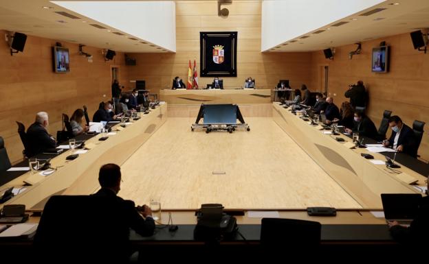 Las Cortes mantienen las comisiones presenciales del presupuesto de 2021 con 34 procuradores convocados