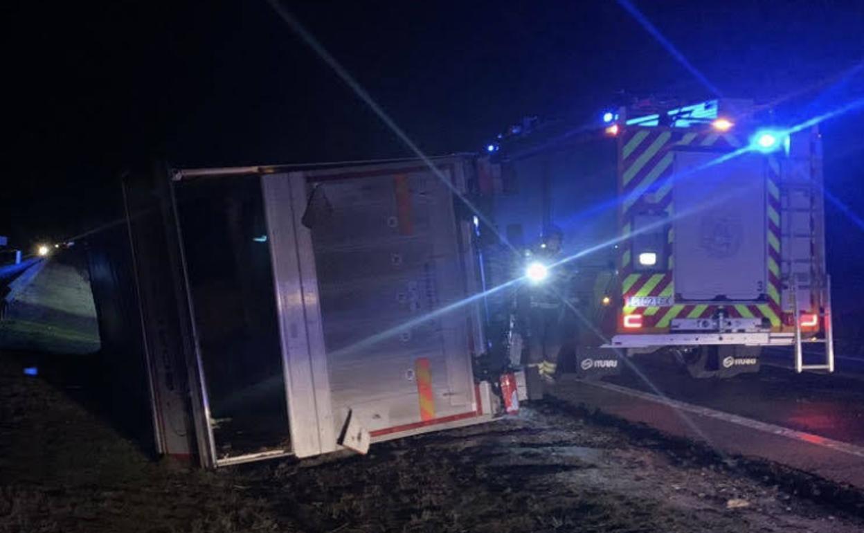 Camión volcado en la A-62. 