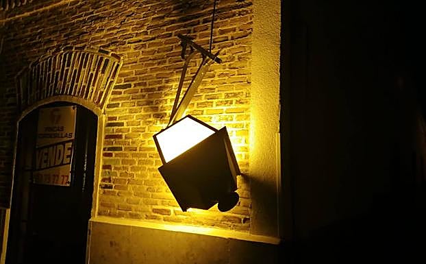 Farola desprendida en el municipio de Pollos. 