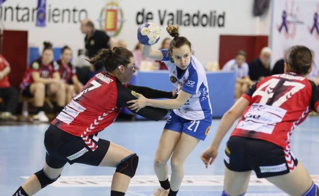 Teresa Álvarez trata de zafarse de la defensa de una jugadora del BM Zuazo. 