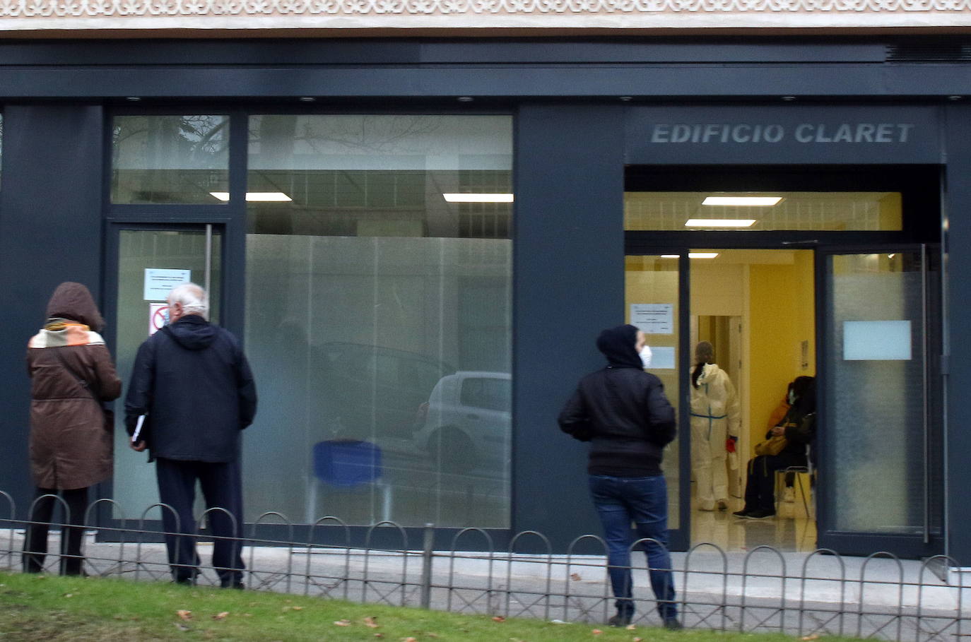 Varias personas esperan fuera del centro covid de Padre Claret.