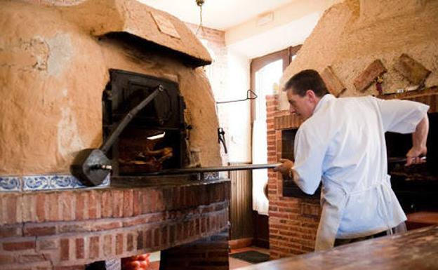 Diego Peña al mano del horno de leña, en el restaurante Casa Brigante, de Lerma. 