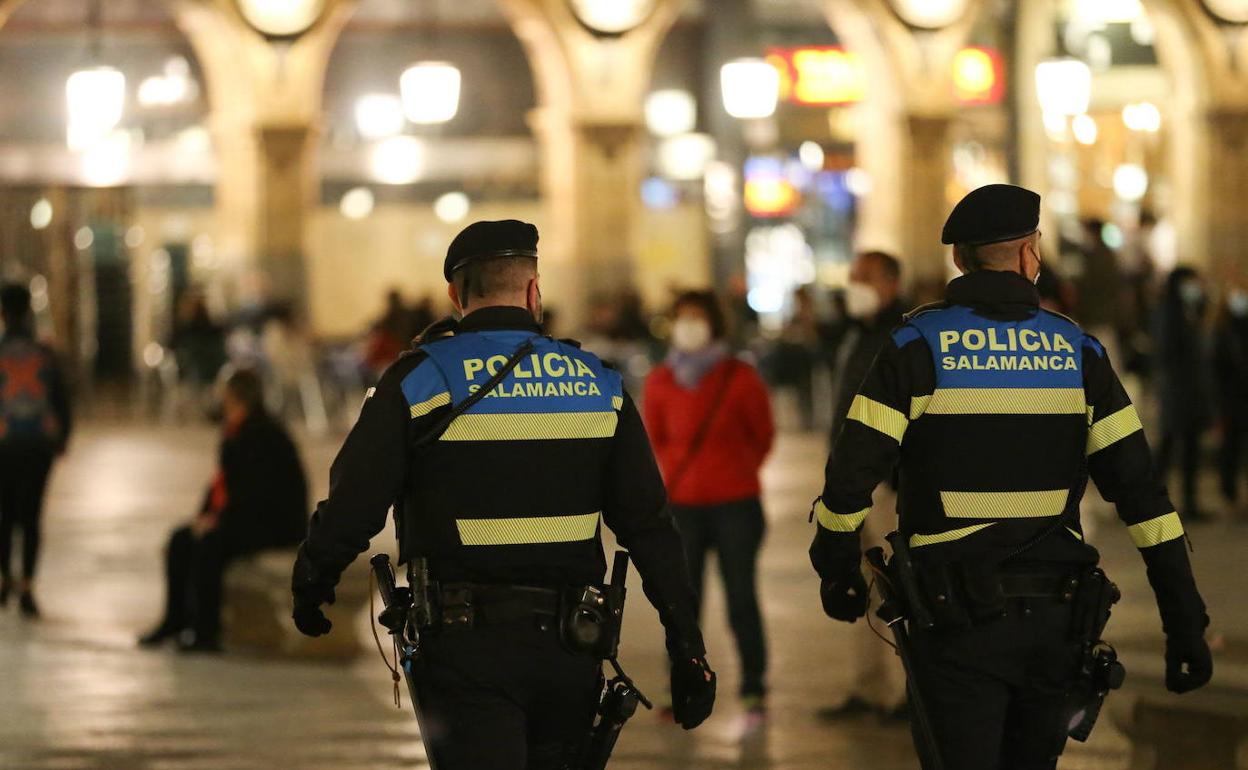 Agentes de la Policía Local, antes del toque de queda.