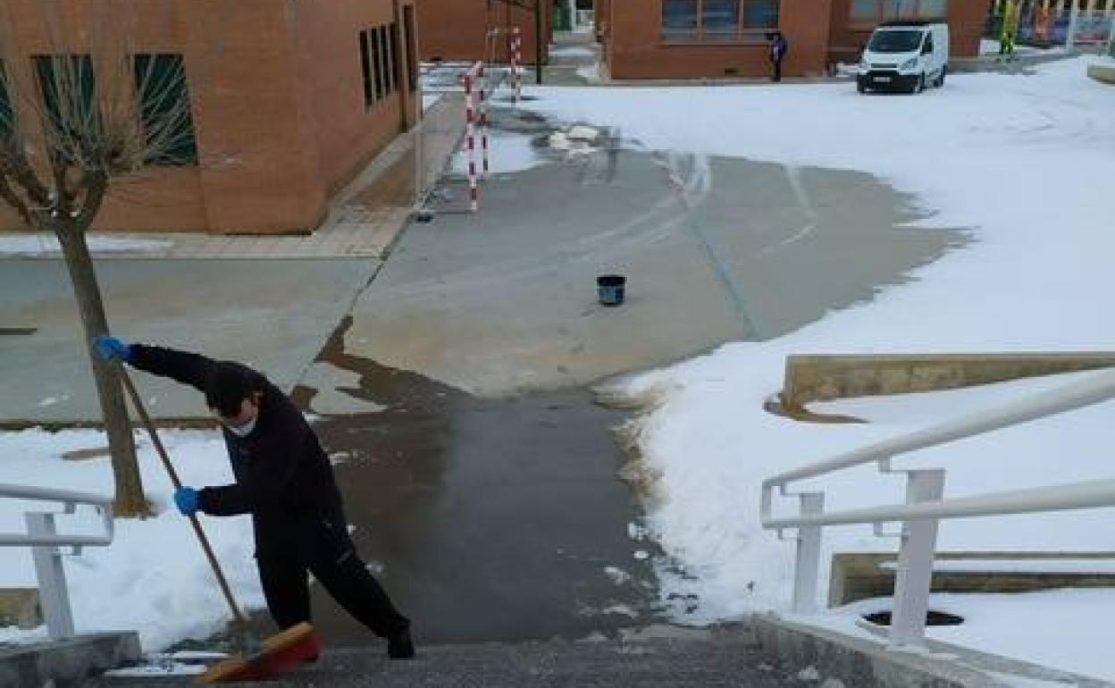 Trabajos de limpieza de nieve en Carbajosa de la Sagrada.