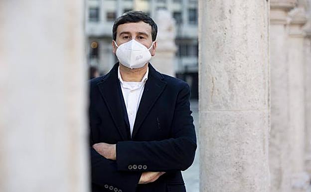 José María Vicente Pradas posa para la entrevista.