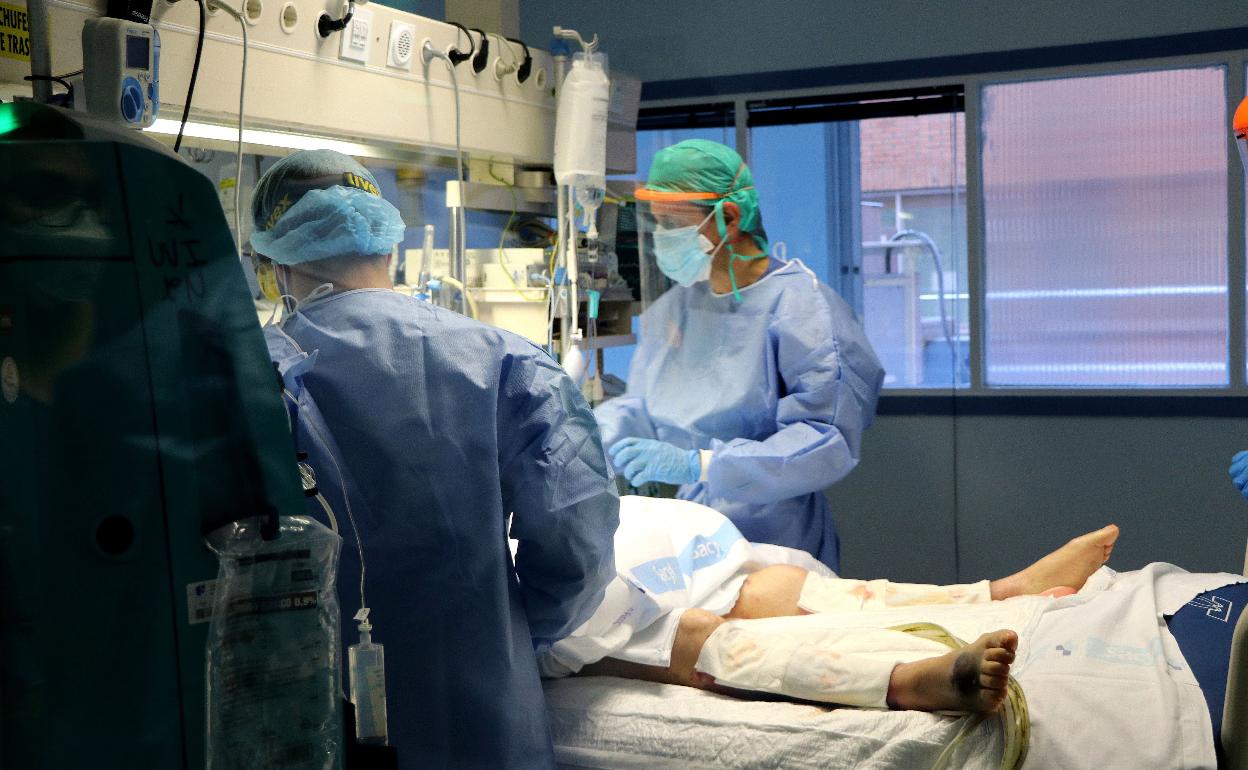 Personal sanitario atiende a un paciente en la UCI del Hospital Clínico de Valladolid.