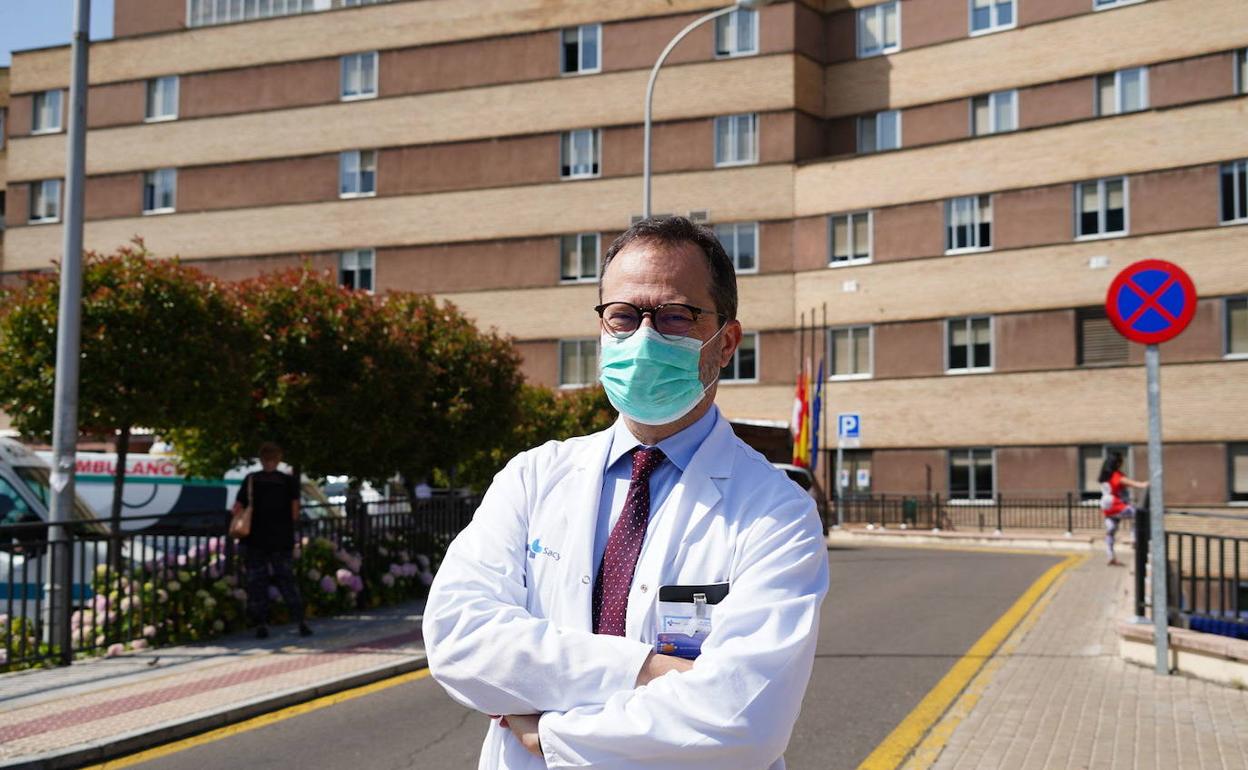Luis Ángel González, dlante del actual Clínico Universitario.