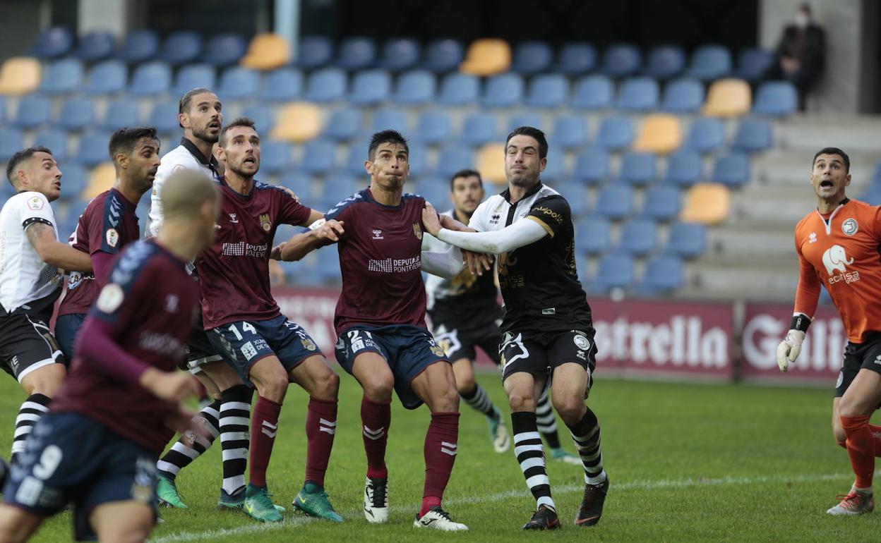 Una acción del duelo de la primera vuelta en Pasarón entre el Pontevedra y Unionistas de Salamanca.