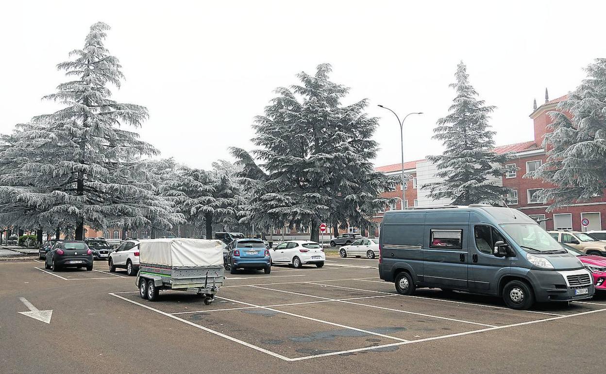 Amplio aparcamiento del Hospital San Telmo, donde se propone instalar el servicio de radioterapia. 