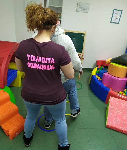 Las personas adultas que encaran la terapia ocupacional suelen sufrir discapacidad o daño cerebral. 