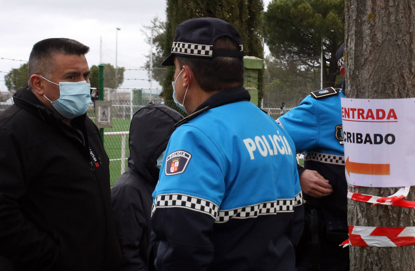 Labores informativas de la Policía Local en las inmediaciones del pabellón Pedro Delgado, donde estos días se lleva a cabo un cribado a la población. 