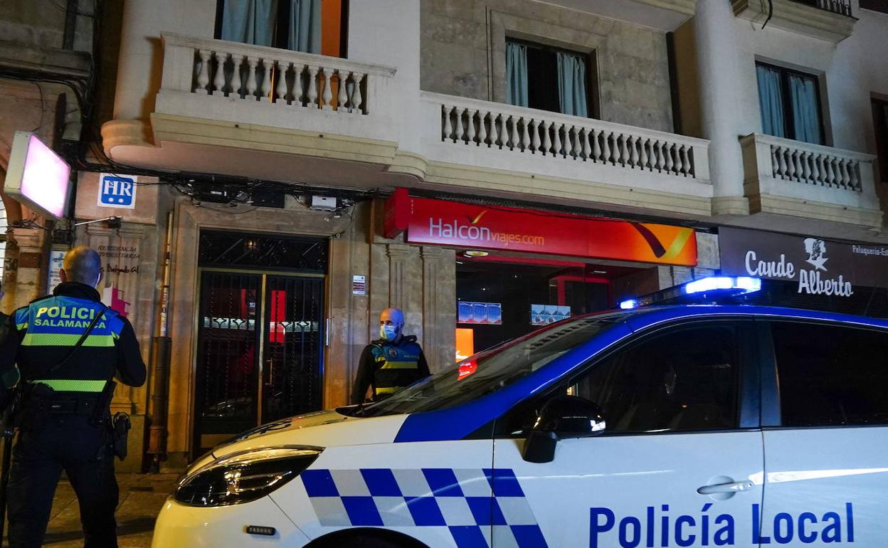 Agentes de la Policía Local controlan el cumplimiento del toque de queda en Salamanca. 