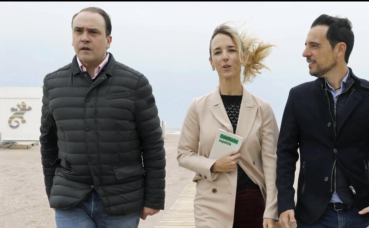 Daniel Serrano, a la izquierda, junto a Cayetana Álvarez de Toledo y Manu Reyes. 