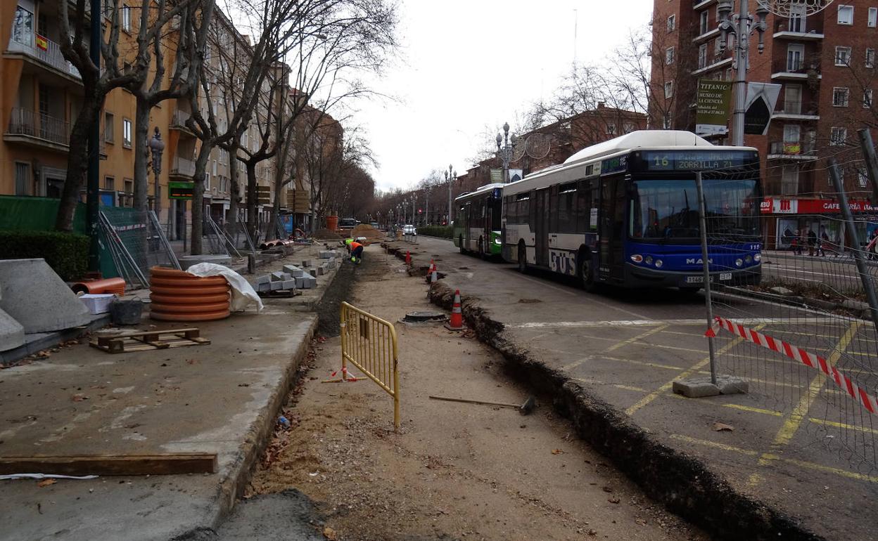 Los operarios colocan los primeros bordillos del carril bici del Paseo Zorilla entre las calles Arzobispo García Goldaraz e Hípica.
