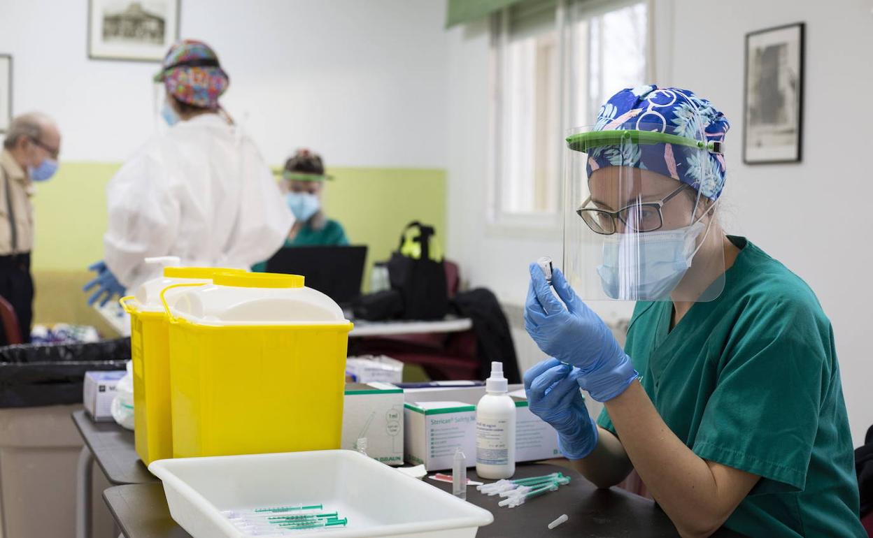 Una enfermera prepara una dosis de la vacuna contra la covid. 