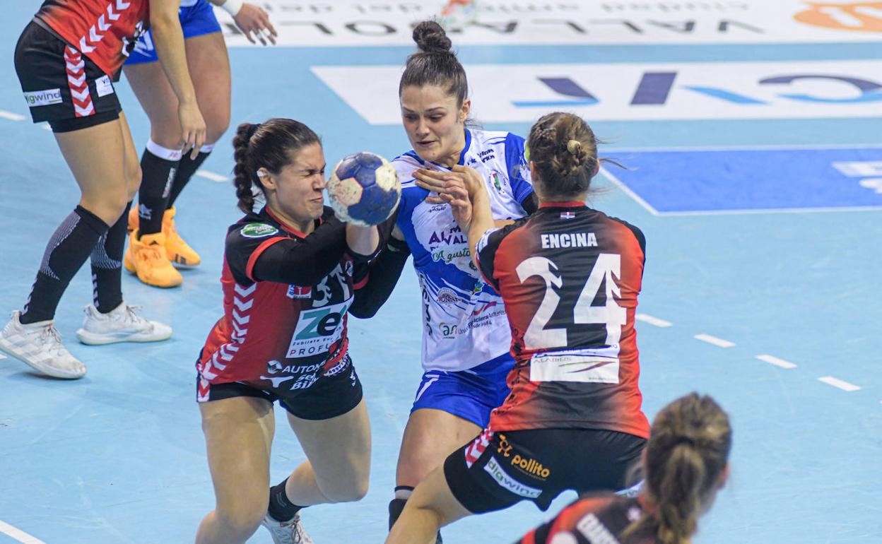 Dos jugadoras del BM Zuazo tratan de frenar la acción de Elena Cuadrado. 