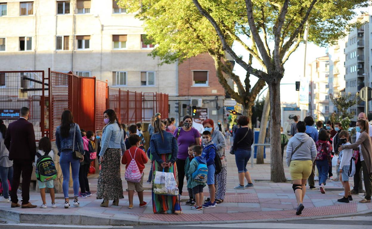 Alumnos de un colegio a la puerta del centro en Salamanca.