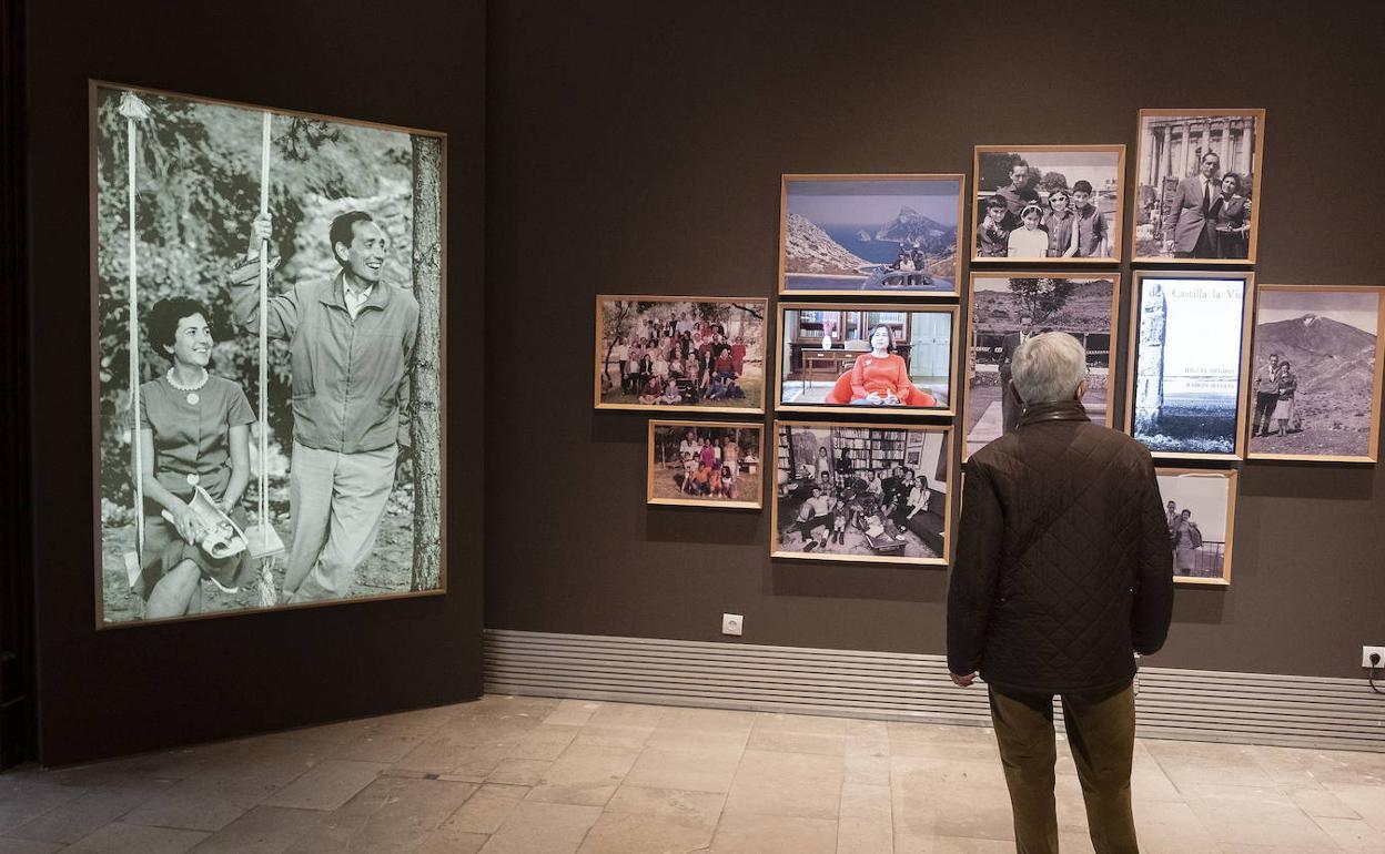 Rincón de la exposición, con la foto del columpio y el panel de fotos y monitores.