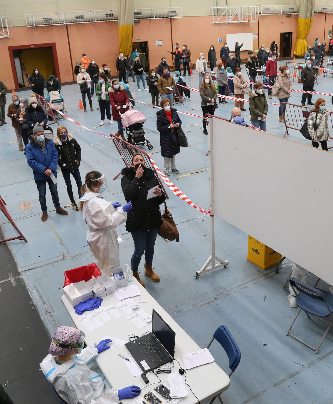 Largas colas durante la primera jornada de test de antígenos en Palencia. 