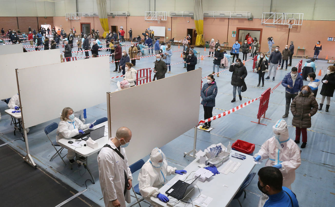 Largas colas durante la primera jornada de test de antígenos en Palencia. 