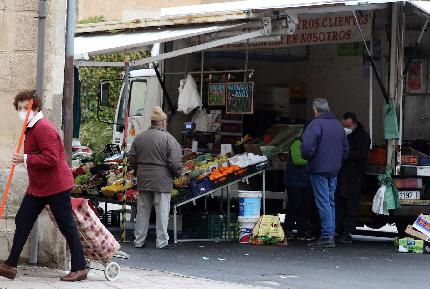 Puesto de fruta y verduras en el mercado ambulante de Abades.