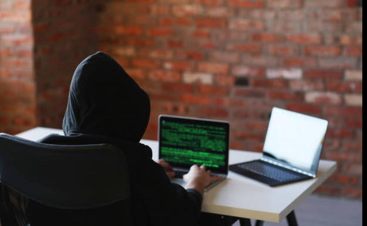 Una simple pantalla de ordenador puede bastar para perpetrar un ataque digital. 