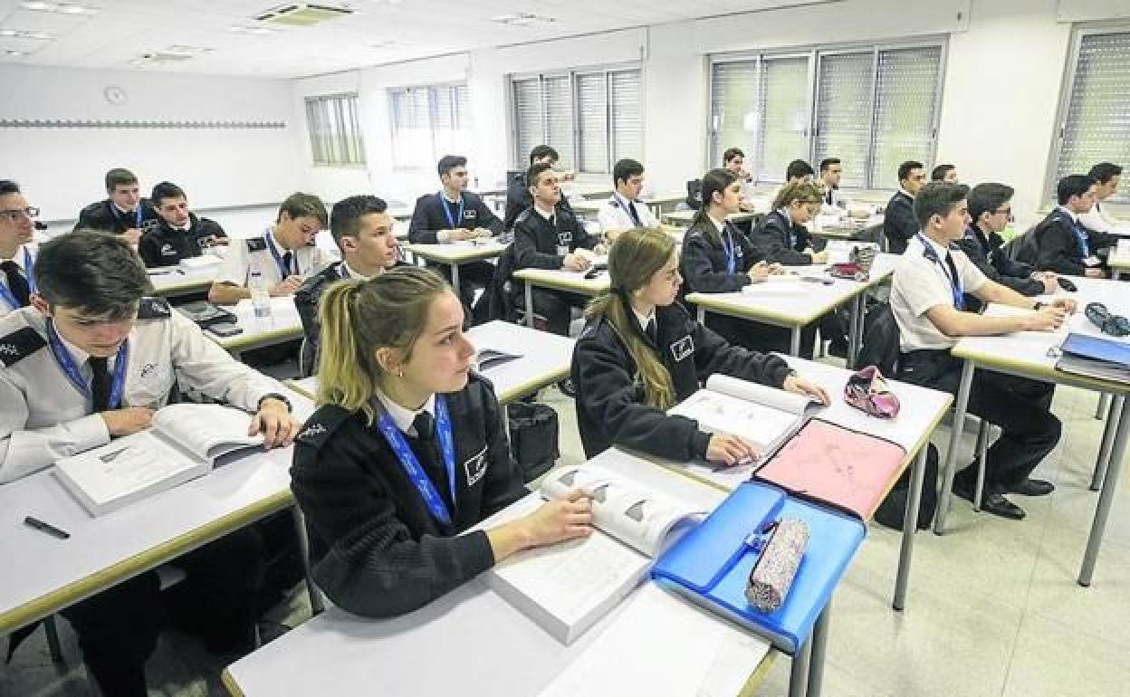 Alumnos de laEscuela de Pilotos Adventia.