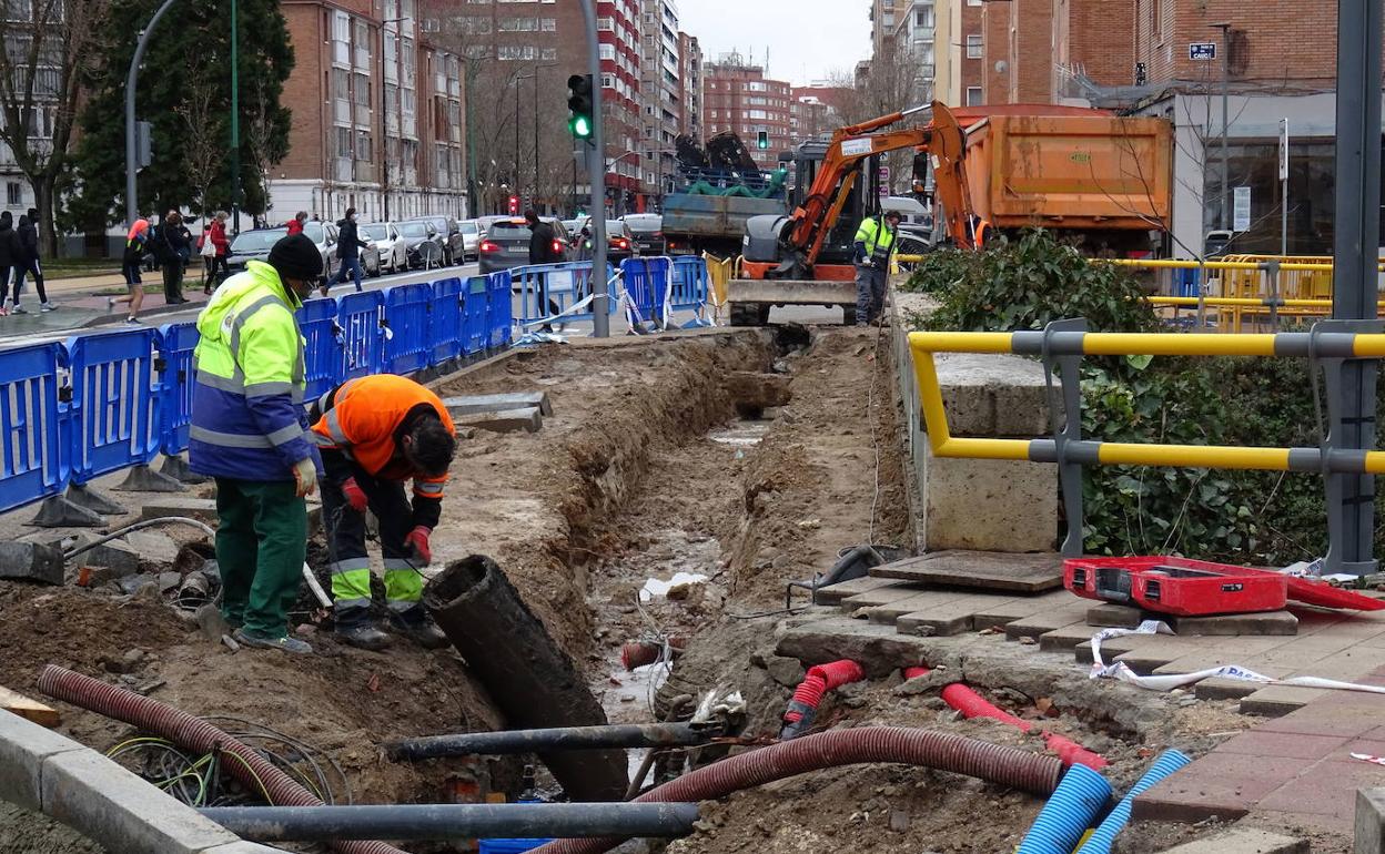 Reparación de la tubería fracturada en el paseo del Cauce con la avenida de Santander. 