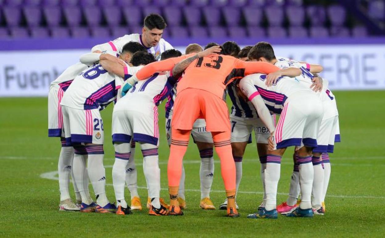 Los jugadores del Valladolid antes del partido ante el Levante. 