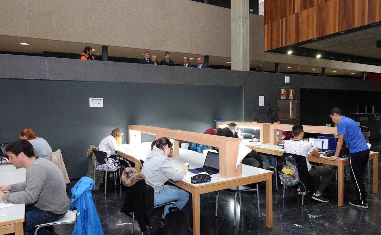 Estudiantes en la biblioteca de la UVa en el campus de Segovia. 