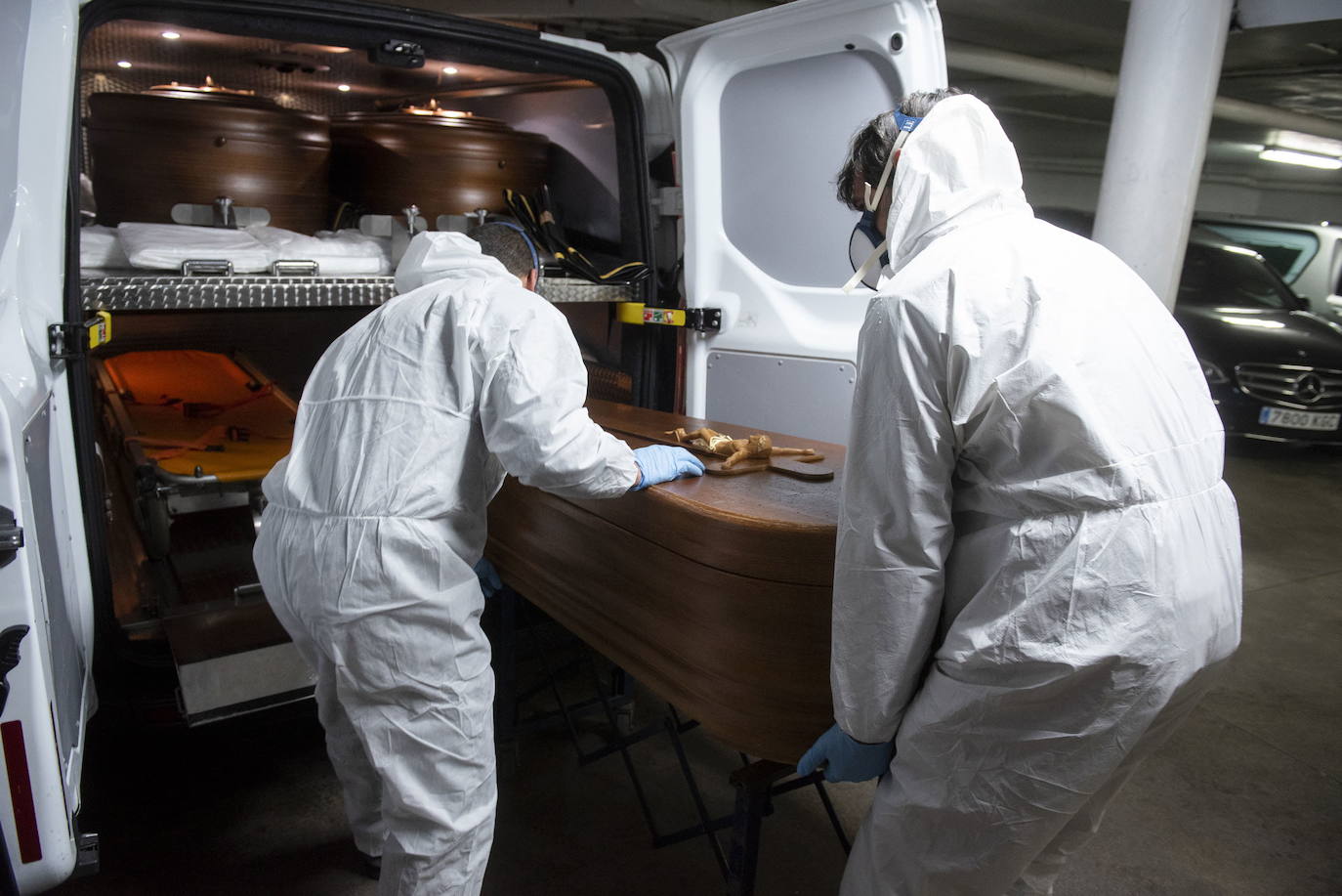 Traslado de un cadáver desde el Hospital General de Segovia al tanatorio de la ciudad. 