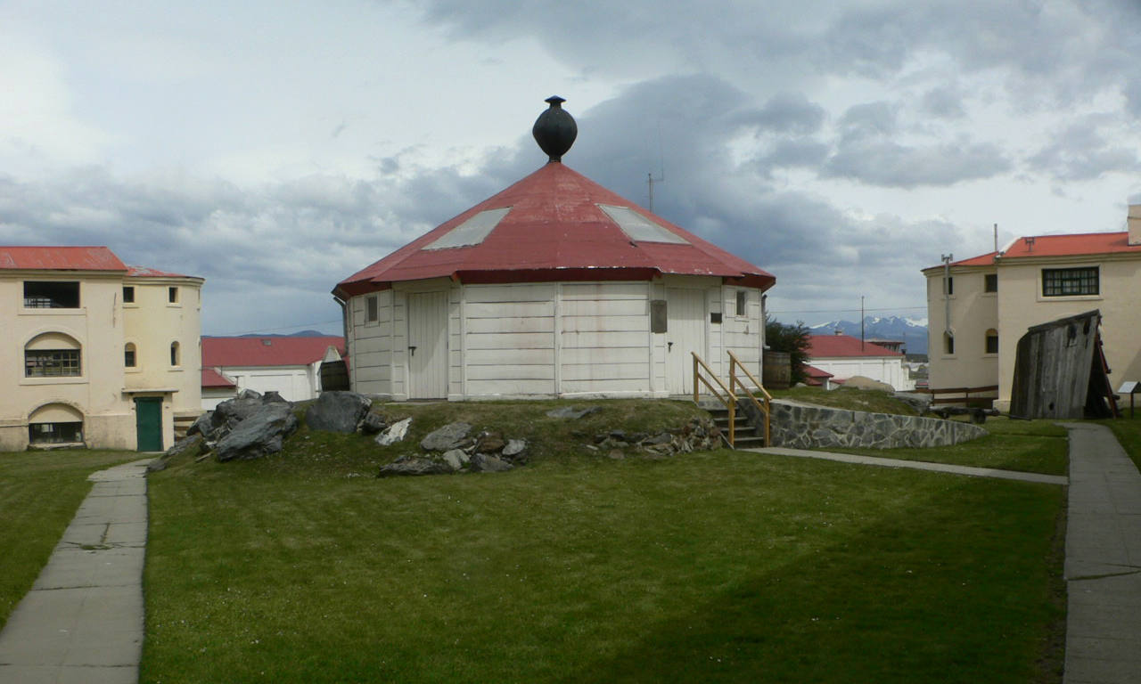 11.- Penal de Ushuaia (Ushuaia, Argentina) | La cárcel funcionó entre 1902 y 1947. La dureza de las condiciones climáticas y el aislamiento geográfico de la ciudad más austral del mundo reforzaban la seguridad del presidio, destinado a delincuentes comunes reincidentes y de la más alta peligrosidad, y empleado también a veces para detenidos políticos. El penal alcanzó a tener cinco pabellones principales, alojando más de 540 presidiarios, y carecía de muro de circunvalación, lo que se suplía con un alambrado. Unas 250 personas, entre guardiacárceles y celadores, custodiaban a los penados.