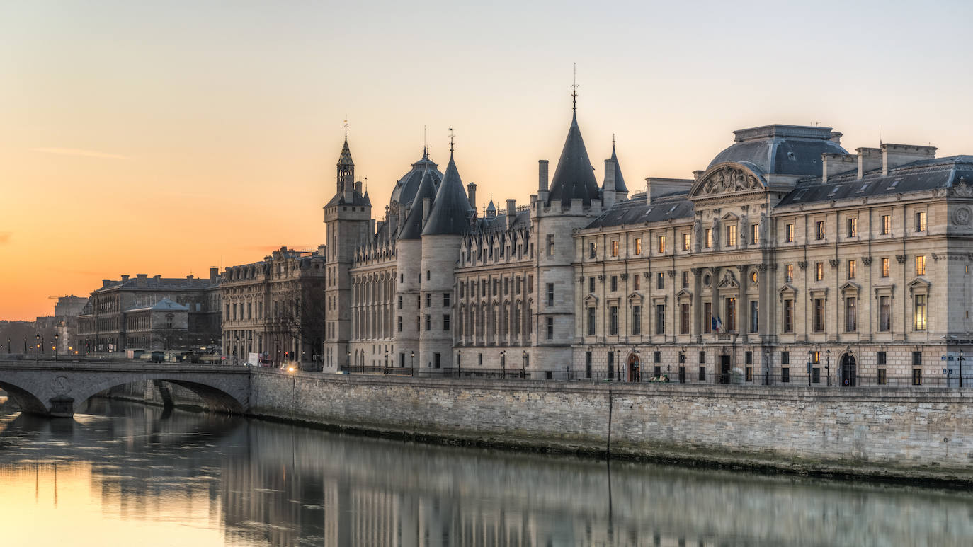 8.- La Conciergerie (París, Francia) | La Conciergerie, hogar de la Sainte-Chapelle, se convirtió en el principal centro de detención de los reaccionarios durante la Revolución Francesa. Sus celdas alojaron a quienes se oponían al nuevo régimen durante el Reino del Terror (1793-1794), cuando más de 2.700 almas fueron sentenciadas a muerte y guillotinadas. Entre ellas, la famosa reina María Antonieta. La prisión ocupaba la planta baja del edificio y las dos torres. Arriba, mientras tanto, discurría la labor del Parlamento.