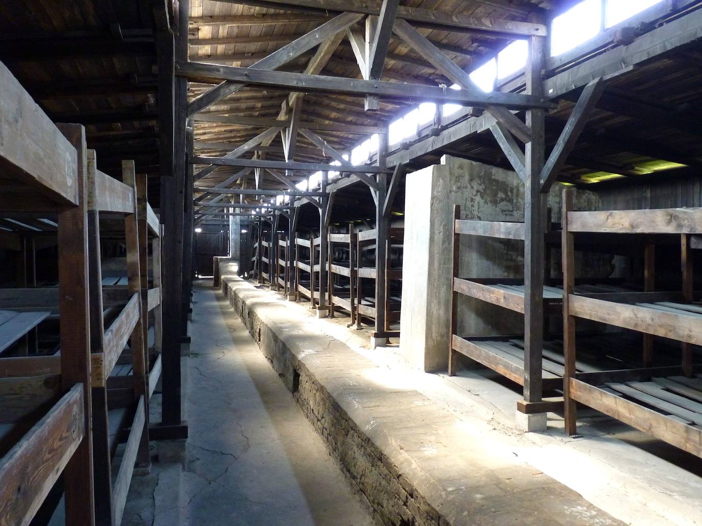 9.- Auschwitz-Birkenau (Oswiecim, Polonia) | El campo de concentración y exterminio de Auschwitz, en Polonia, se convirtió en el mayor centro de exterminio de la historia del nazismo. Bajo la supervisión del cruel Heinrich Himmler fueron encarceladas aproximadamente un millón trescientas mil personas. Murieron un millón cien mil, muchas de ellas judías.