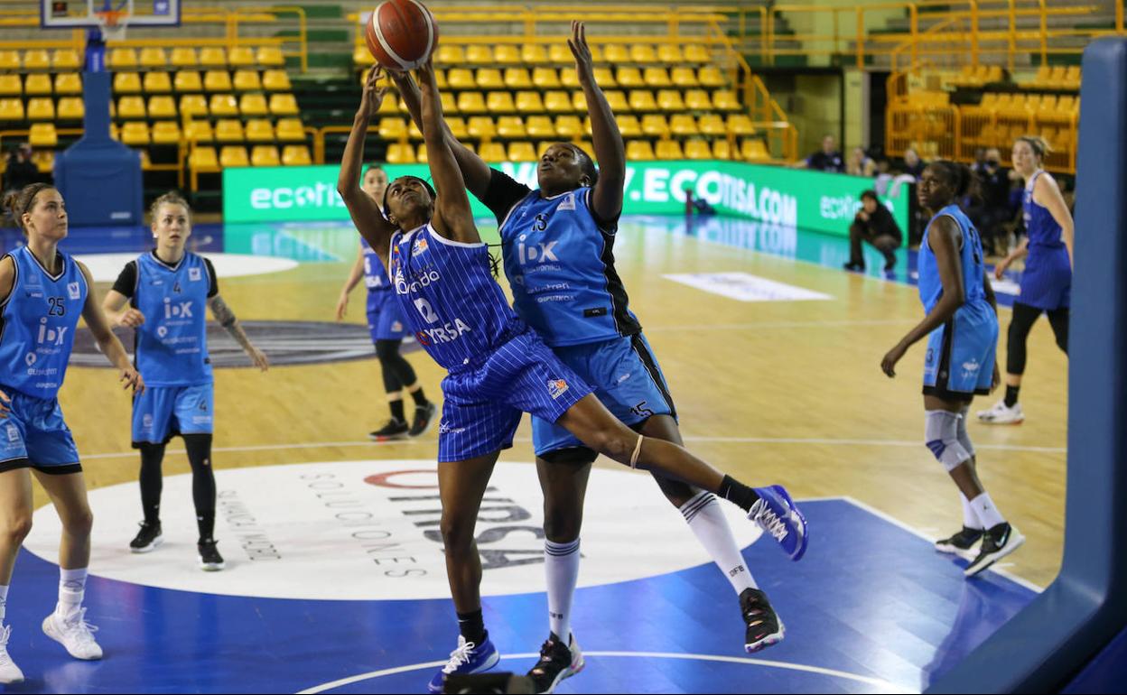 Hayes lanza en acrobática posición. 