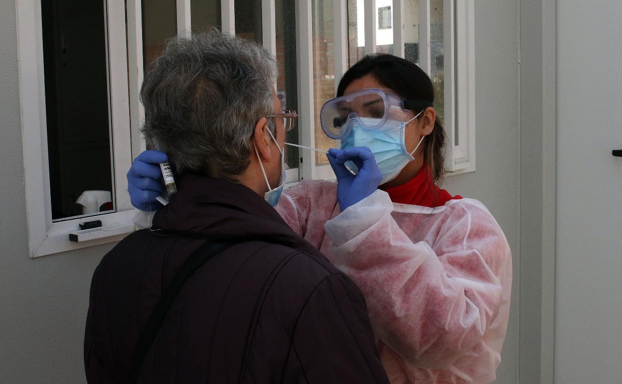 Toma de muestras PCR en el centro de salud de Carbonero.