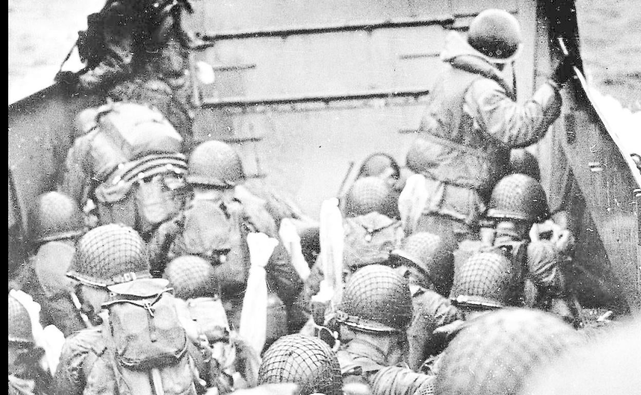 Soldados estadounidenses se preparan para desembarcar en las playas de Normandía el 6 de junio de 1944. 