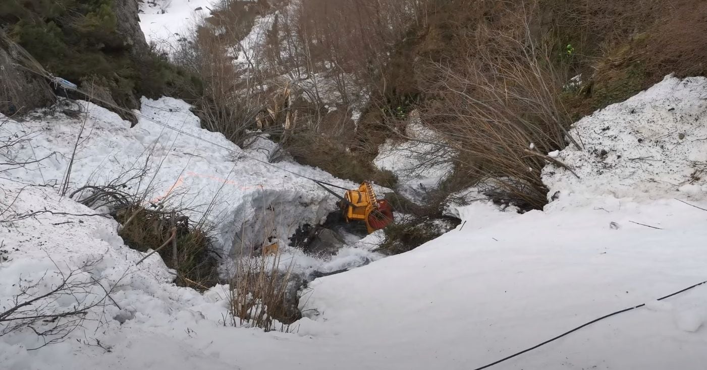 El operativo de la Guardia Civil se vuelca en la zona tras estabilizarse el área | Unidades caninas y Bomberos de Asturias participan en la localización del operario tras acceder de nuevo a la quitanieves.