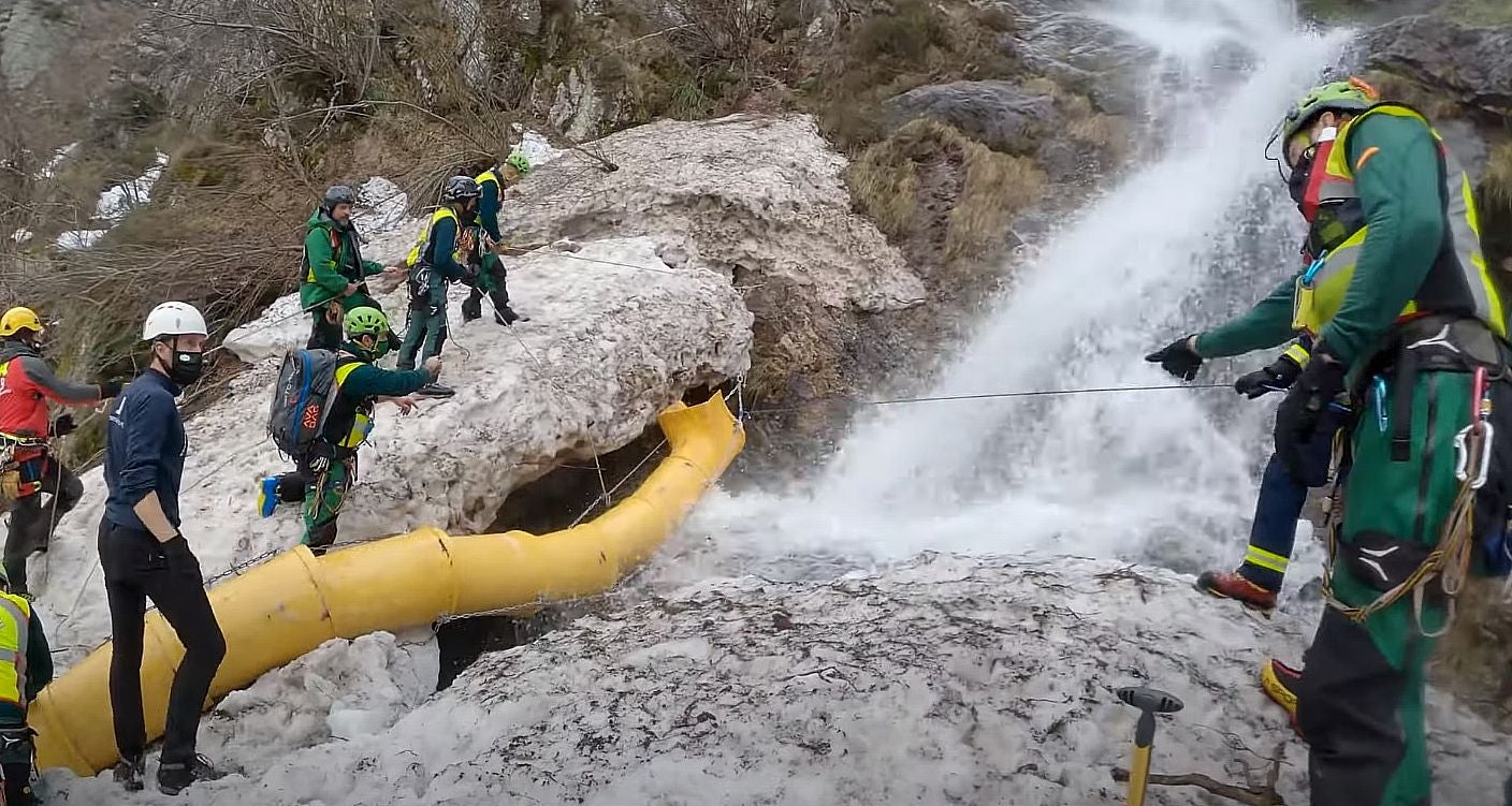 El operativo de la Guardia Civil se vuelca en la zona tras estabilizarse el área | Unidades caninas y Bomberos de Asturias participan en la localización del operario tras acceder de nuevo a la quitanieves.