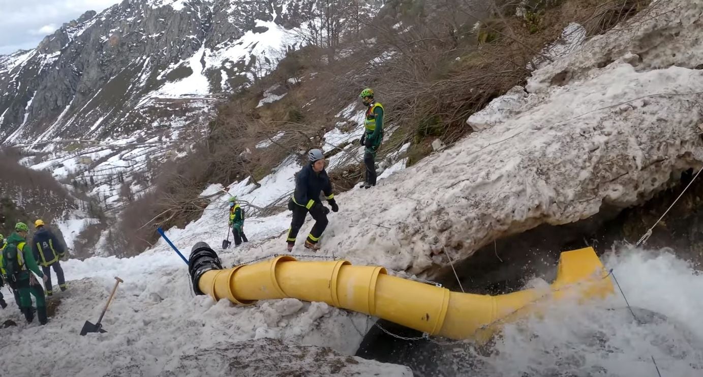 El operativo de la Guardia Civil se vuelca en la zona tras estabilizarse el área | Unidades caninas y Bomberos de Asturias participan en la localización del operario tras acceder de nuevo a la quitanieves.