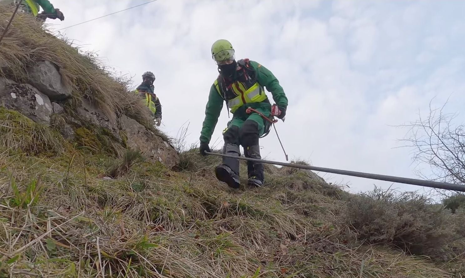 El operativo de la Guardia Civil se vuelca en la zona tras estabilizarse el área | Unidades caninas y Bomberos de Asturias participan en la localización del operario tras acceder de nuevo a la quitanieves.