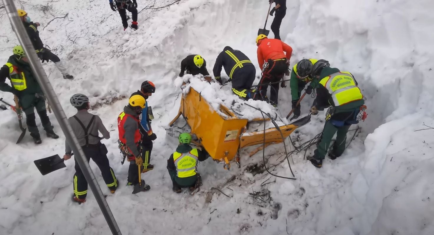 El operativo de la Guardia Civil se vuelca en la zona tras estabilizarse el área | Unidades caninas y Bomberos de Asturias participan en la localización del operario tras acceder de nuevo a la quitanieves.