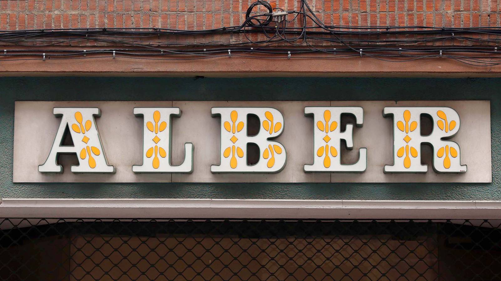 Calle del Arca Real, 35. Tipografía: slab serif, black.