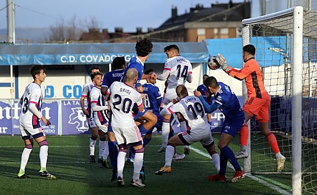 Apuros de Campos para despejar un balón. 