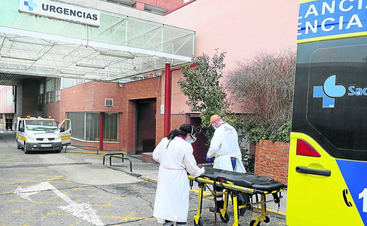 Dos ambulancias en la entrada de Urgencias del Hospital Río Carrión de Palencia.