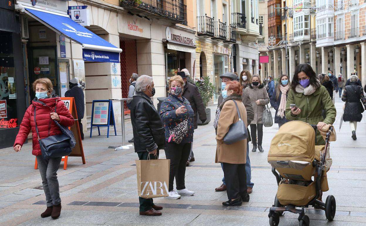 Gente paseando por la Calle Mayor.