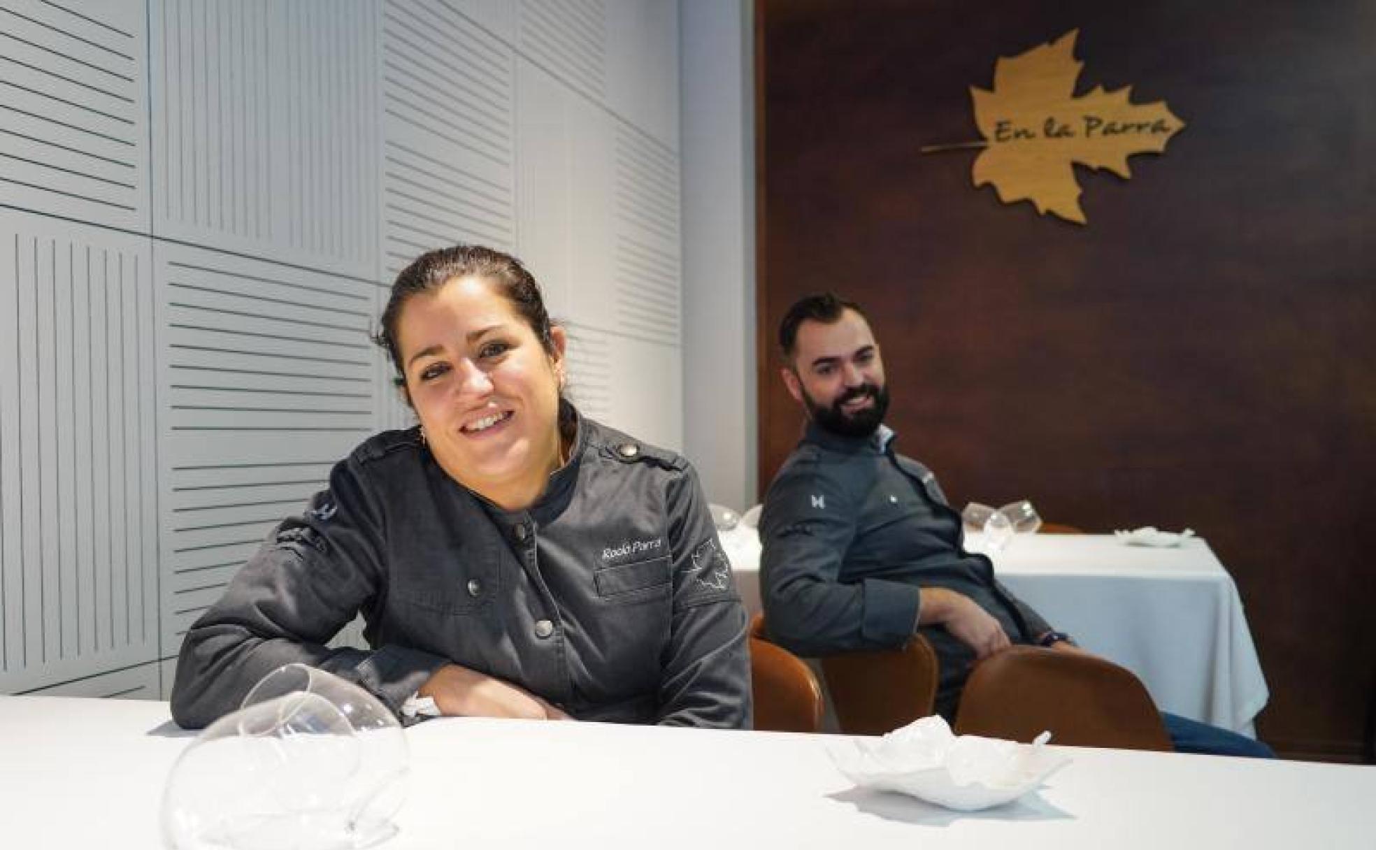 La cocinera Rocío Parra y el jefe de sala y sumiller Alberto Rodríguez posan en el comedor del restaurante En la Parra. 