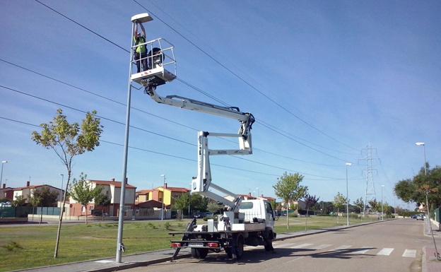 Un trabajador de Uniona repara una farola. 
